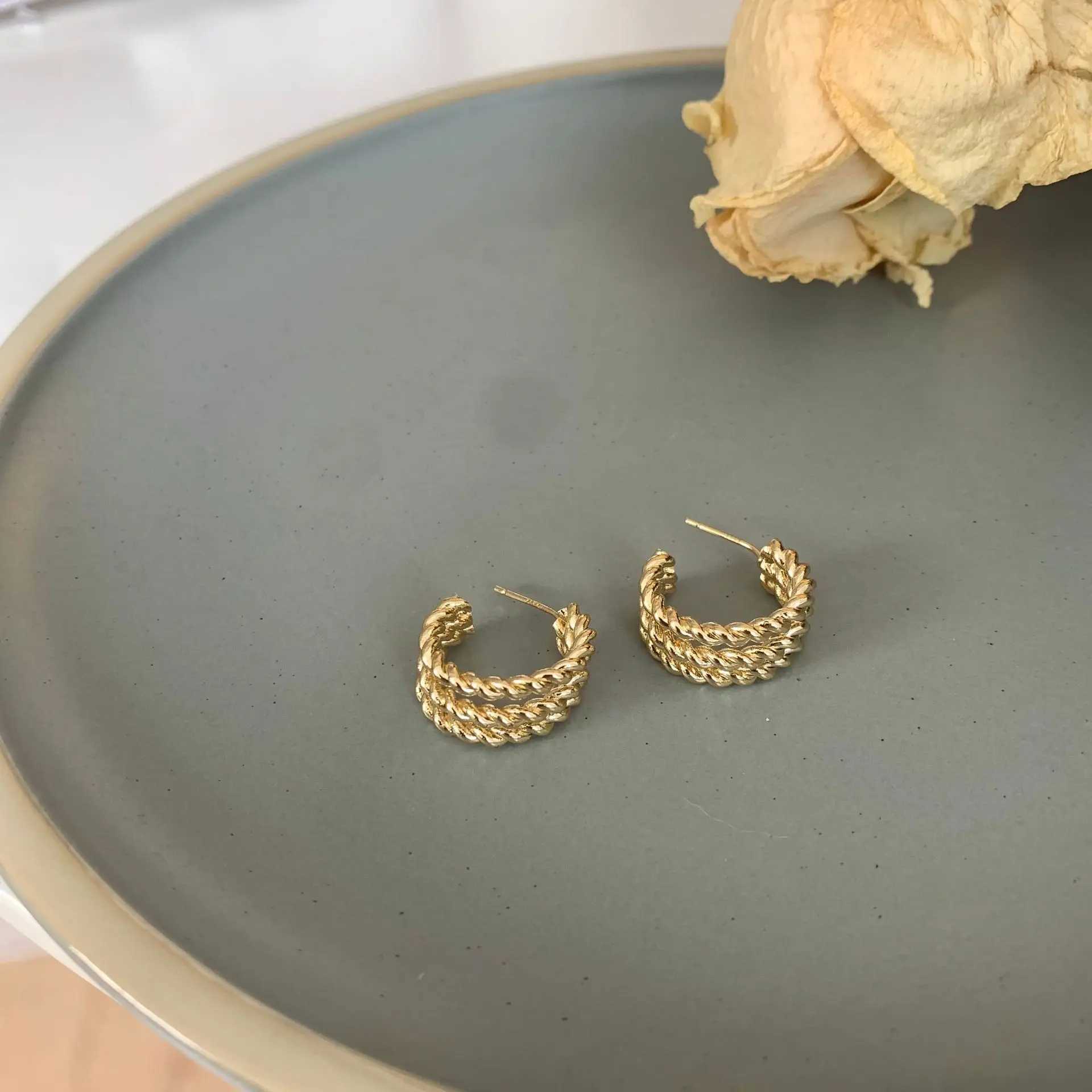 Simple Golden Twist Small Round Ear Clip Earrings Female European American Fashion Retro C Shaped Clip Earrings Without PiercingX240913