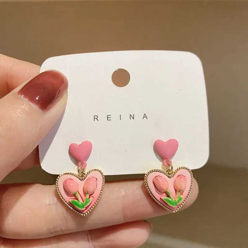 Summer Tulip Pink Love Ear Clip Womens New Small and High End Flower Style Fake Ear Piercing Womens Earrings Trend 2023 GiftX240913