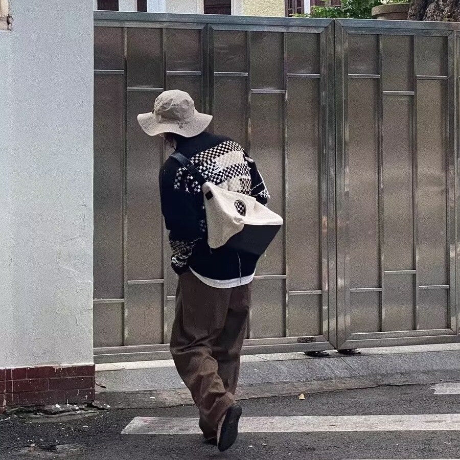 Men Sweaters 2024 new autumn and winter loose fitting pullover color blocked round neck knitted sweater for mens casual loose trendy Mens crew neck sw