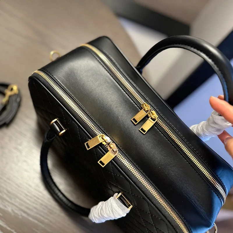 Womens highquality y handbag simple and atmospheric bag hand bill shoulder cross 240910