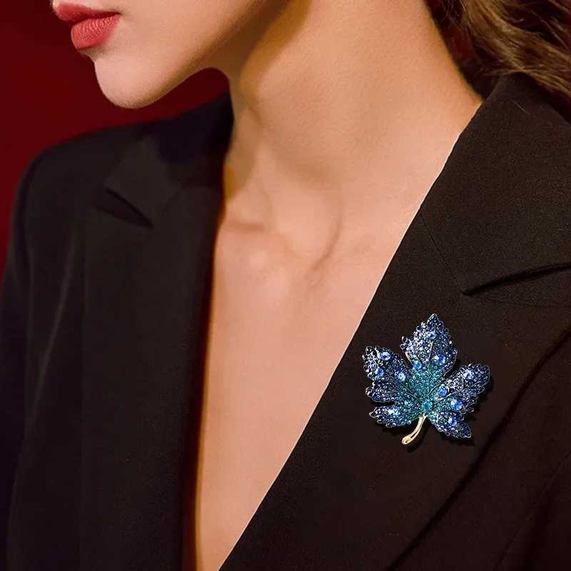 Rhinestone Red Maple Brooches Vintage Blue Maple Leaf Rhinestone Crystal Pendant Womans Brooch Pin Luxury Accessories Gift SetsX240914