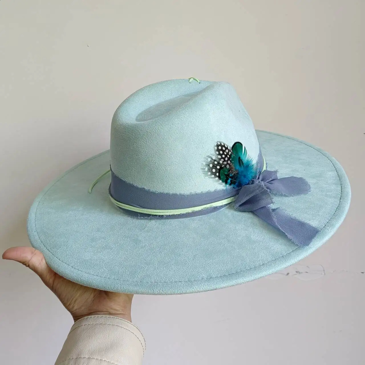 Mint green 2024 suede feather accessories 9.5cm hat brim wide brim jazz fedora womens hat sombrero hombre 240912