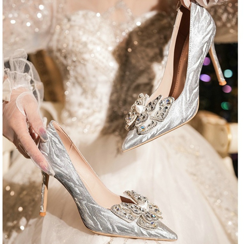 2024 Women New Silver Wedding Shoes Thin Heel Pointy Shallow Mouth Diamond Crystal Bow French Bridal High Heels Fashion Pumps