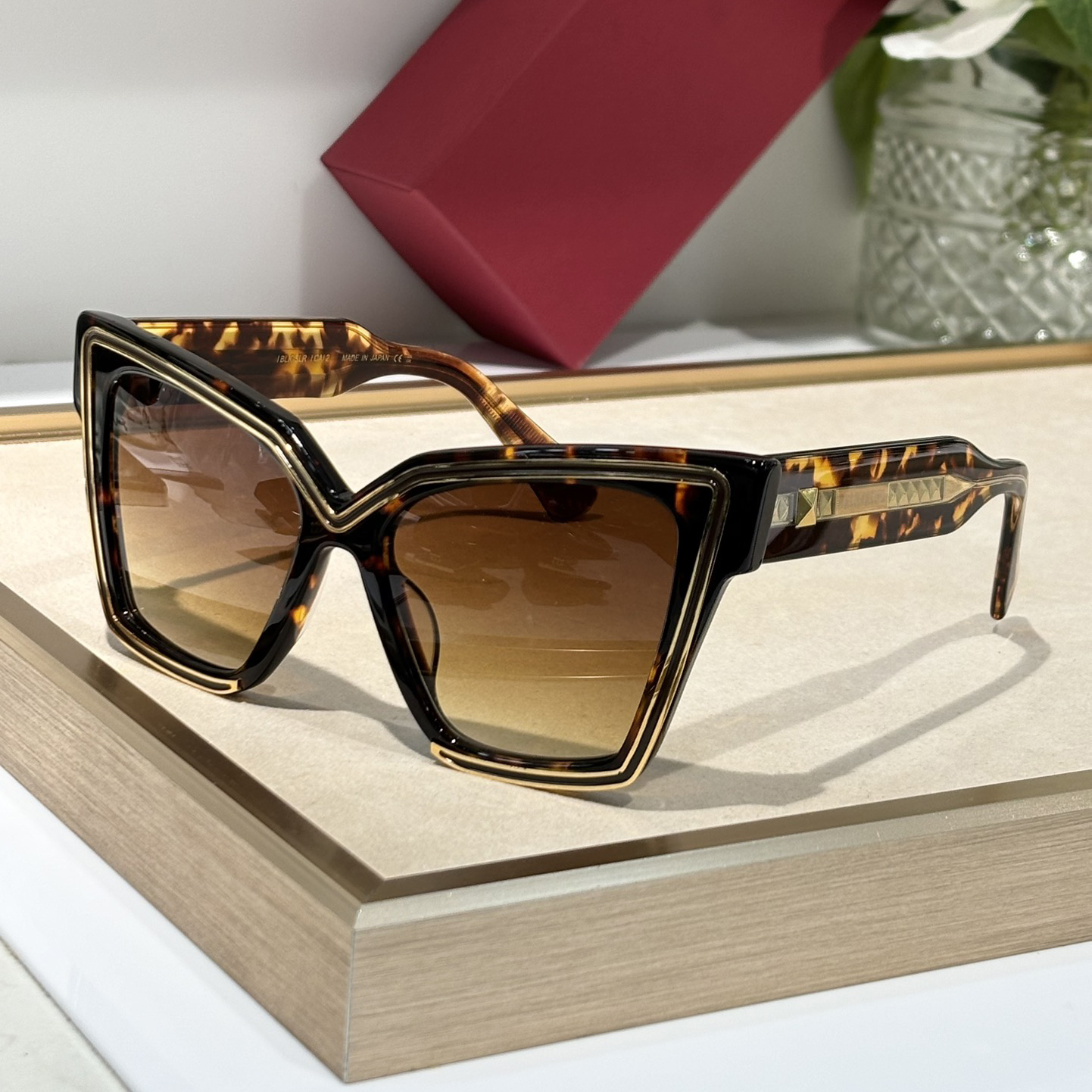 Fashion Sunglasses For Women and Men 126 Popular Summer Designer Cateye Rivet Styles Anti-Ultraviolet UV400 Retro Plate Acetate Full Frame Eyeglasses Random Box