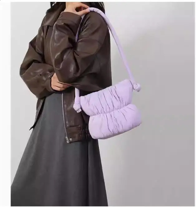 Home>Products>Cotton Womens Undercushion Shoulder Bag>Womens Woven Handbag 240913