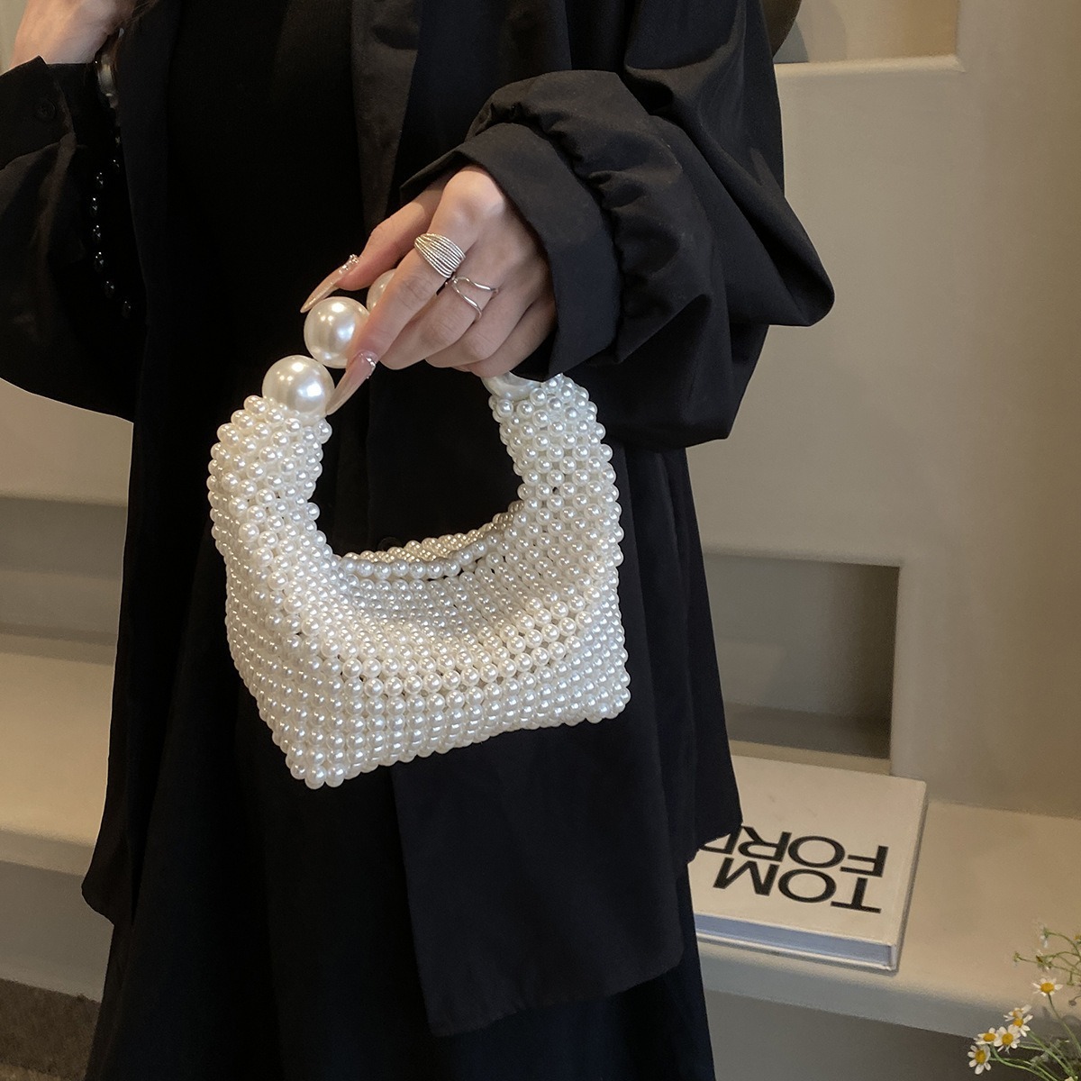 French hand woven pearl hand-held chain women's shoulder 2024 spring/summer new crossbody bag
