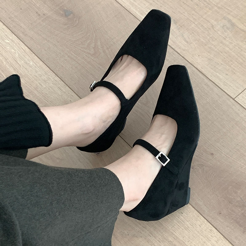 2025 new Fashion New Buckle Strap Footwear Wedges Women Mary Janes Female Designer Shallow Pointed Toe Party Ladies Heeled Shoes 030e
