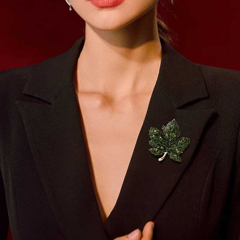 Rhinestone Red Maple Brooches Vintage Blue Maple Leaf Rhinestone Crystal Pendant Womans Brooch Pin Luxury Accessories Gift SetsX240914