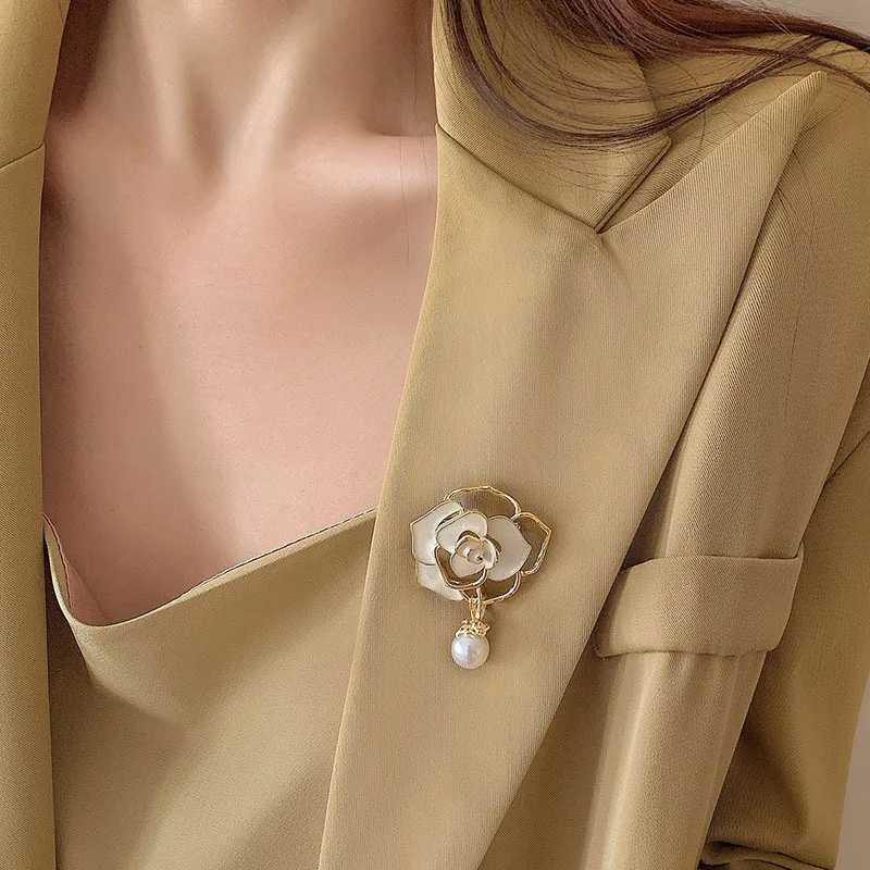 Elegant White Black Camellia Flower Brooches Pins For Women Beautiful Flower Plant Dressing Clothes Corsage Jewelry AccessoriesX240914