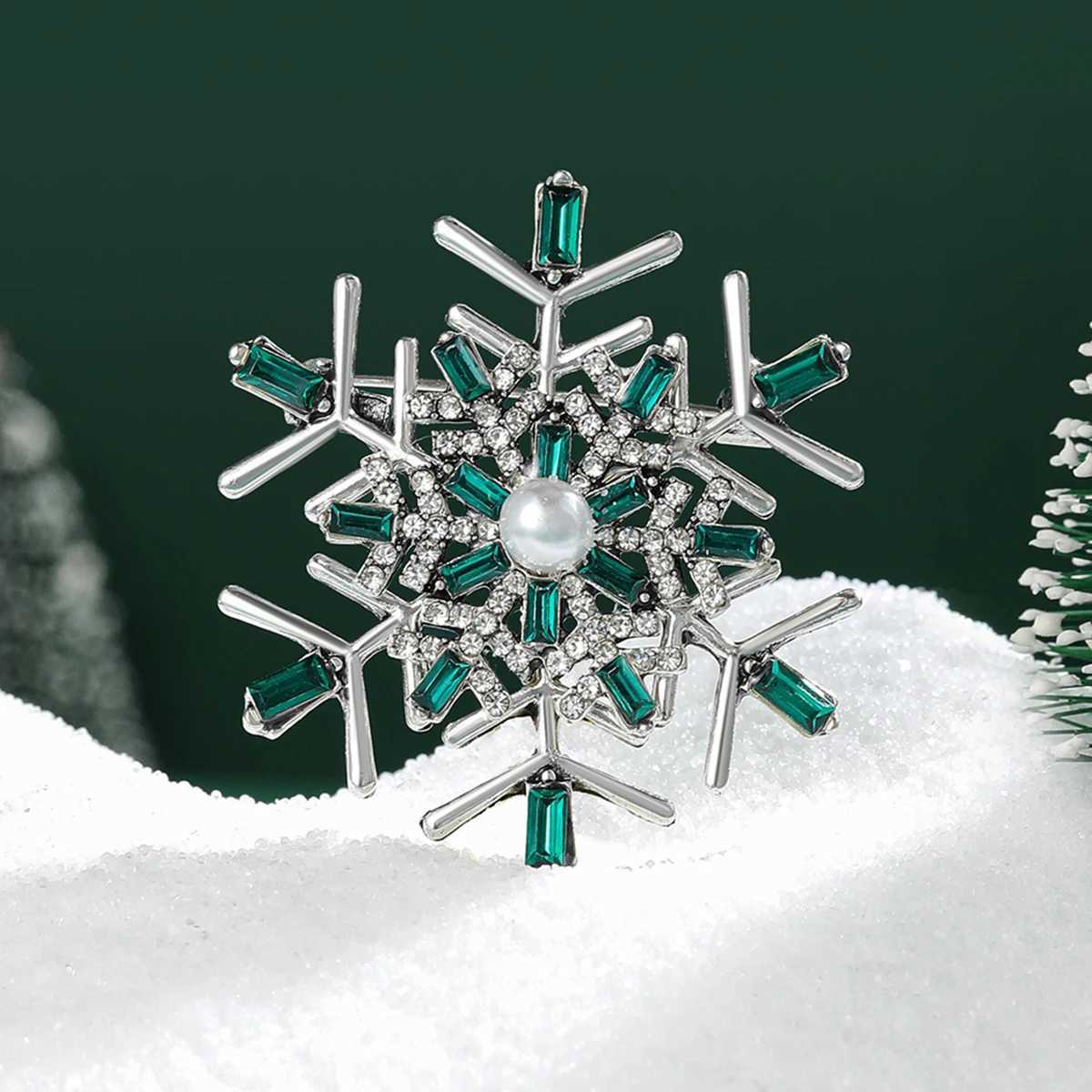 Christmas Rhinestone Snowflake Brooches for Women Unisex Beautiful Pins Multi-color Available Casual Party Accessories GiftsX240914