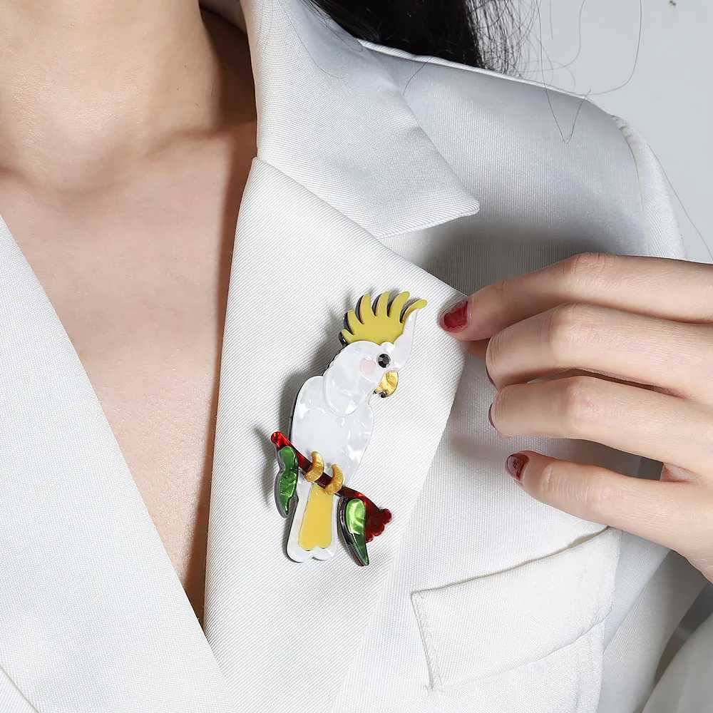 Handmade Acrylic Animal Parrot Brooches for Women Men Lovely Sitting Pet Casual Party Brooch Pin Gifts Jewelry AccessoriesX240914