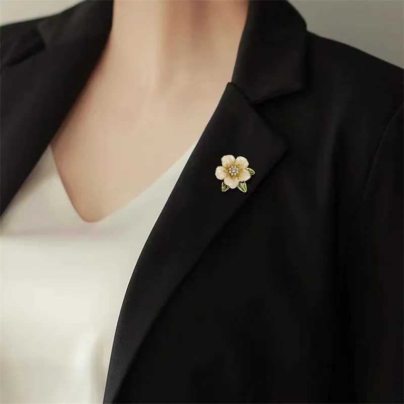 Elegant White Black Camellia Flower Brooches Pins For Women Beautiful Flower Plant Dressing Clothes Corsage Jewelry AccessoriesX240914