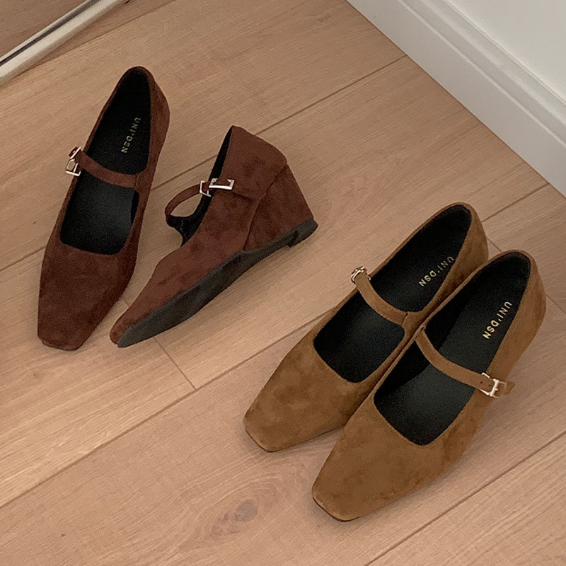 2025 new Fashion New Buckle Strap Footwear Wedges Women Mary Janes Female Designer Shallow Pointed Toe Party Ladies Heeled Shoes 030e