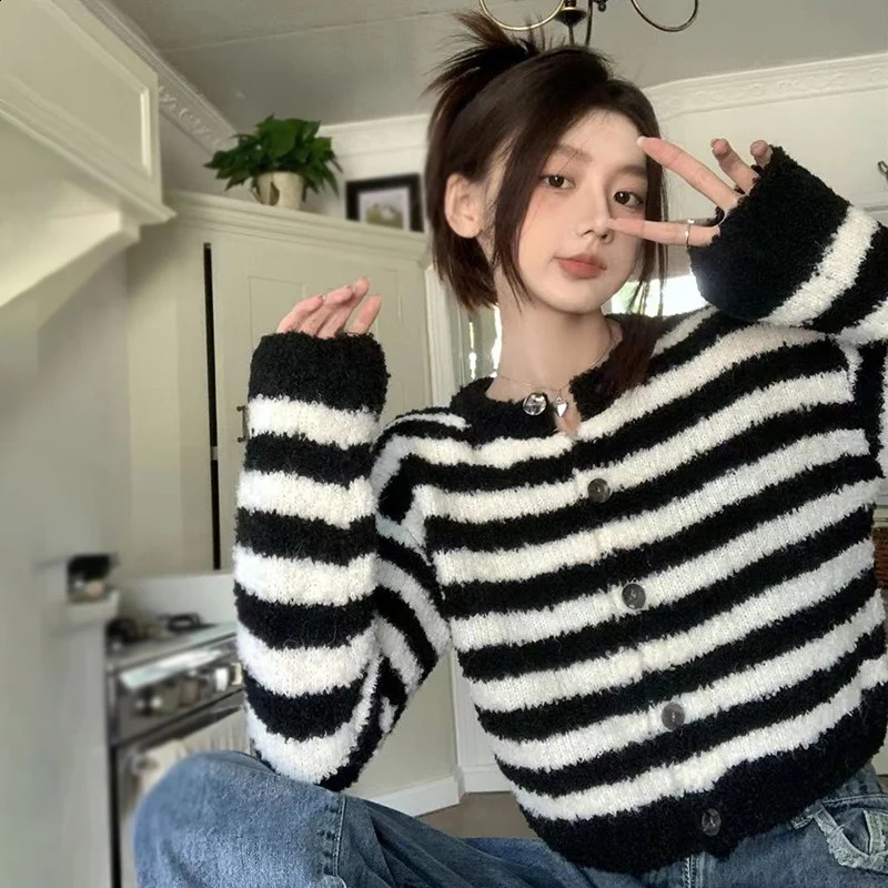 Autumn Striped Round Neck Cardigans for Women Long Sleeve Knitted Coat Stretch Metal Buckle Single Breasted Sweater 240904