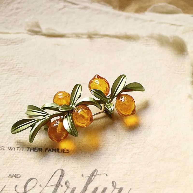 Exquisite Retro Rustic Plant Button Pin Literary Mori Orange Glazed Berry Brooch Design Temperament Delicate Pin AccessoriesX240914