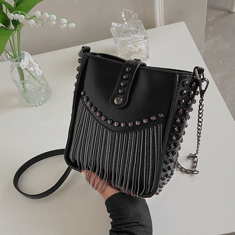 2024 New Water Bucket Motorcycle Flowing Su Fashion One Shoulder Crossbody Bag, Mobile Phone Rivet Bag