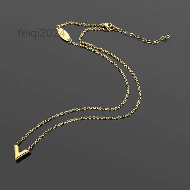 Designer High Quality Women Designer Earrings Necklace Simple V Bracelet Titanium Steel Luxury Heart Love Pendant Fashion Jewelry