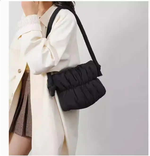 Home>Products>Cotton Womens Undercushion Shoulder Bag>Womens Woven Handbag 240913