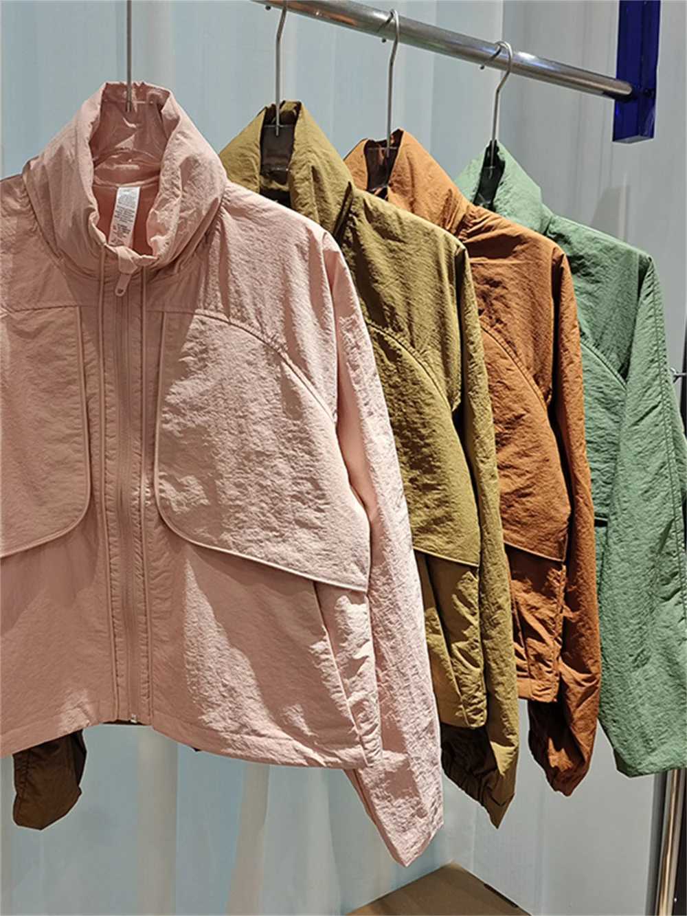 Womens lightweight stand up collar sports jacket autumn new 2023 long sleeved womens zipper flying solid color casual jacket W240914