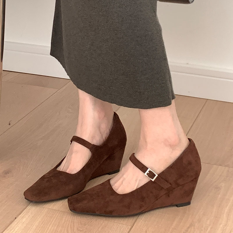 2025 new Fashion New Buckle Strap Footwear Wedges Women Mary Janes Female Designer Shallow Pointed Toe Party Ladies Heeled Shoes 030e