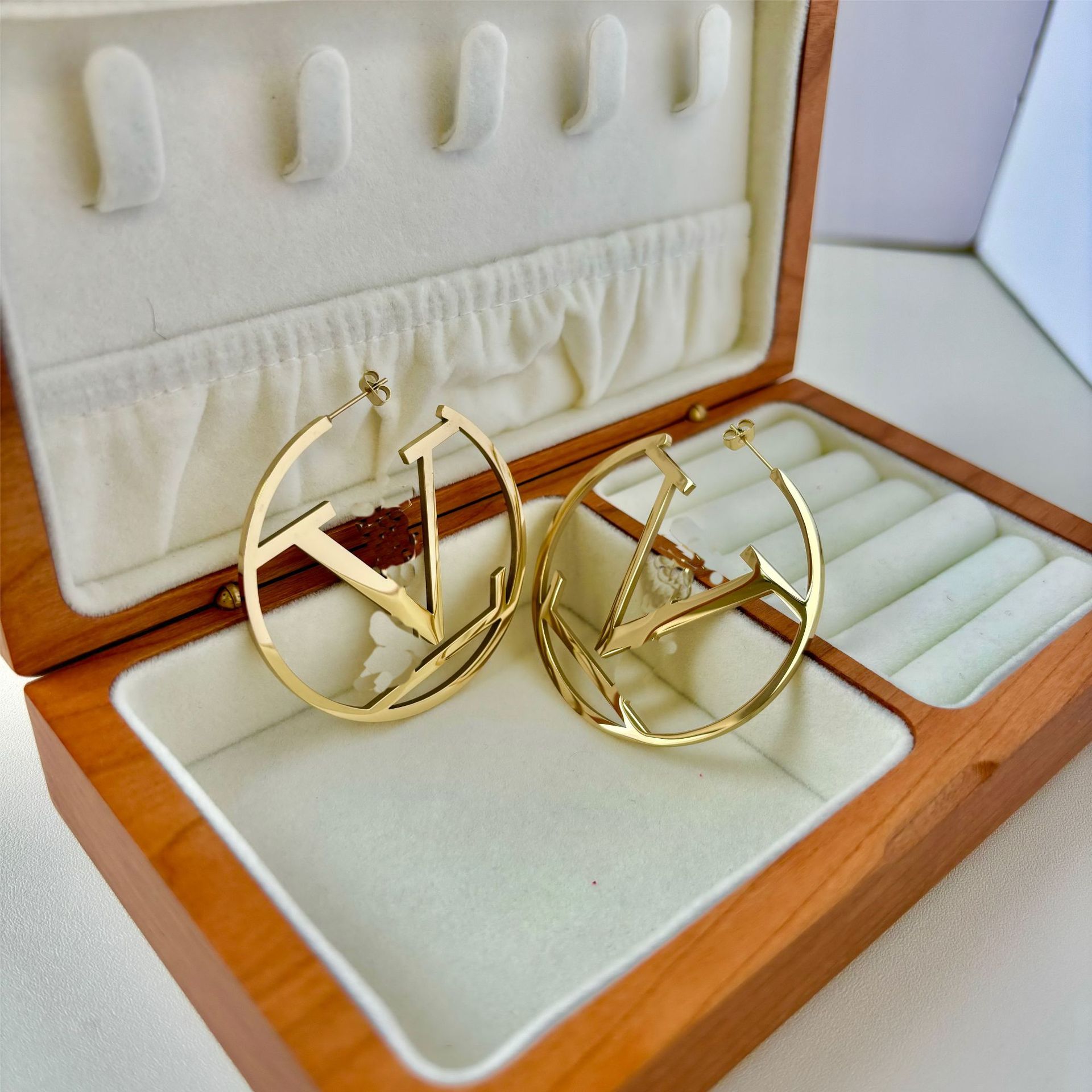 Hyperbole large 52mm girls Original designer letter V circle hoops women 18K gold silver rose black earrings 316L stainless steel wedding party jewelry Never fade