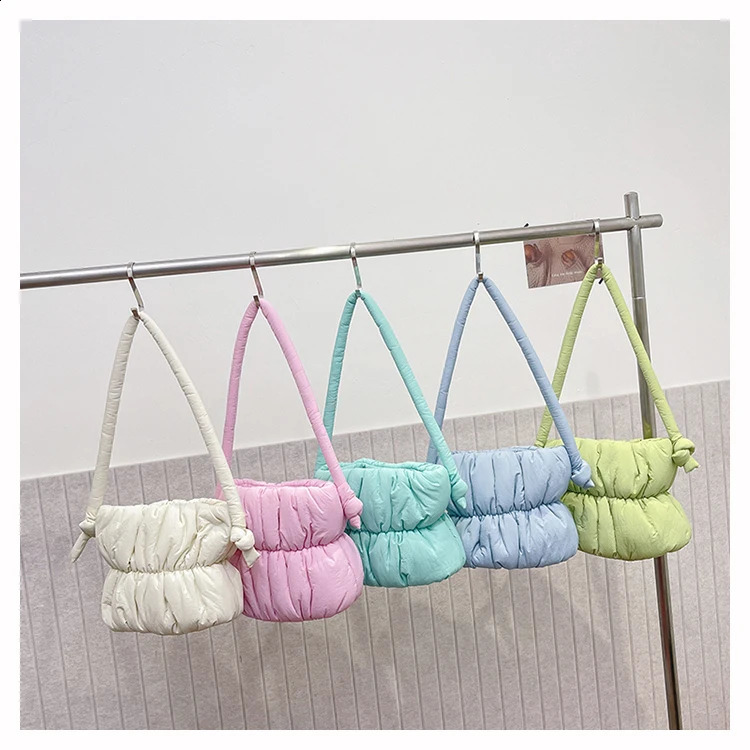 Home>Products>Cotton Womens Undercushion Shoulder Bag>Womens Woven Handbag 240913