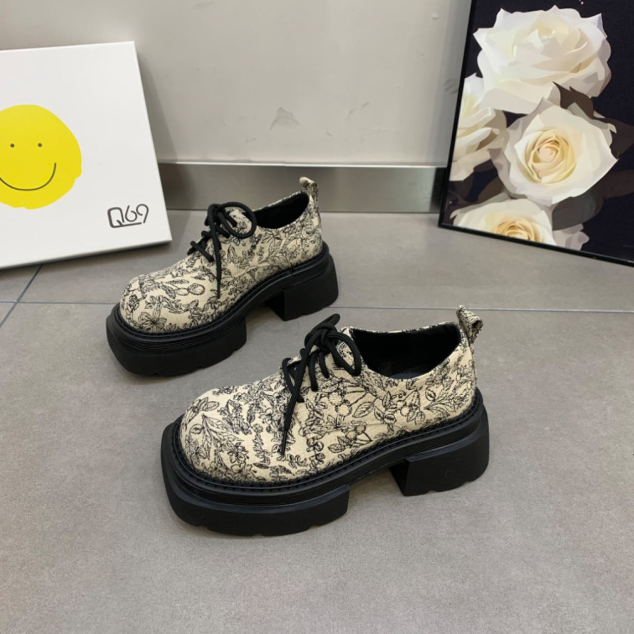 New Chinese 2024 Spring New Printed Surface Thick Bottom Muffin Bottom Scoop Shoes Love Square Head Women's Shoes Single Shoes