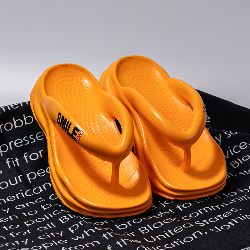 Fashion New Men Flip Flops Outdoor Indoor Slippers Thick Sole Men Beach Sandals Non-slip Bathroom Home Men Slippers Flip Flops