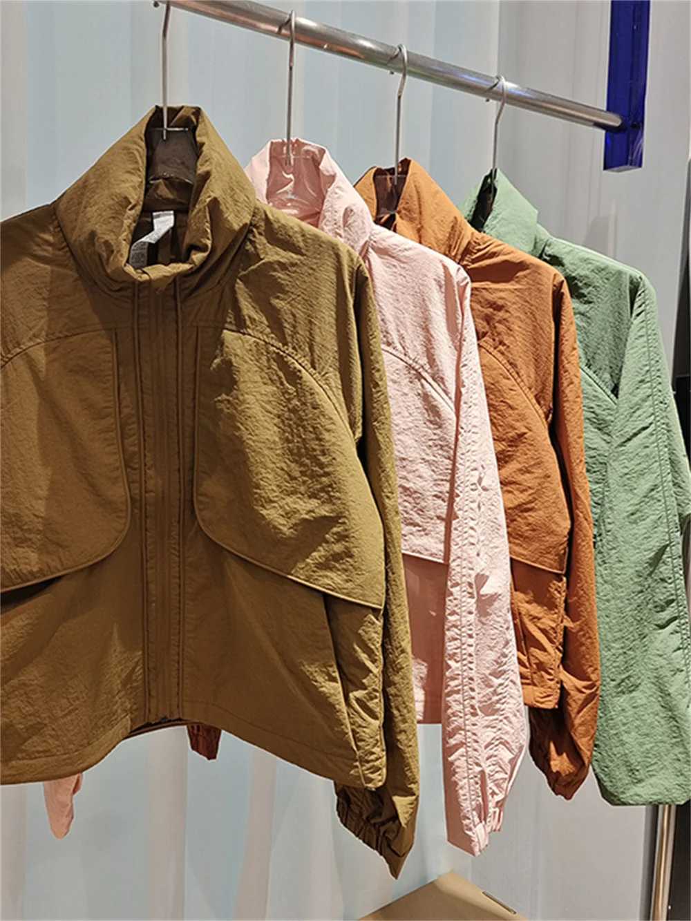 Womens lightweight stand up collar sports jacket autumn new 2023 long sleeved womens zipper flying solid color casual jacket W240914