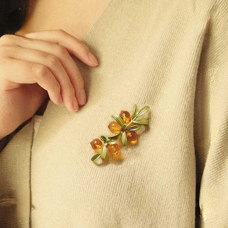 Exquisite Retro Rustic Plant Button Pin Literary Mori Orange Glazed Berry Brooch Design Temperament Delicate Pin AccessoriesX240914