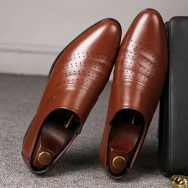 Zapatos Spring Men Leather Shoe Carved Business Formal Dress British Style Large Size Men Shoe Hollowed Out Perforated Men Shoes 240904