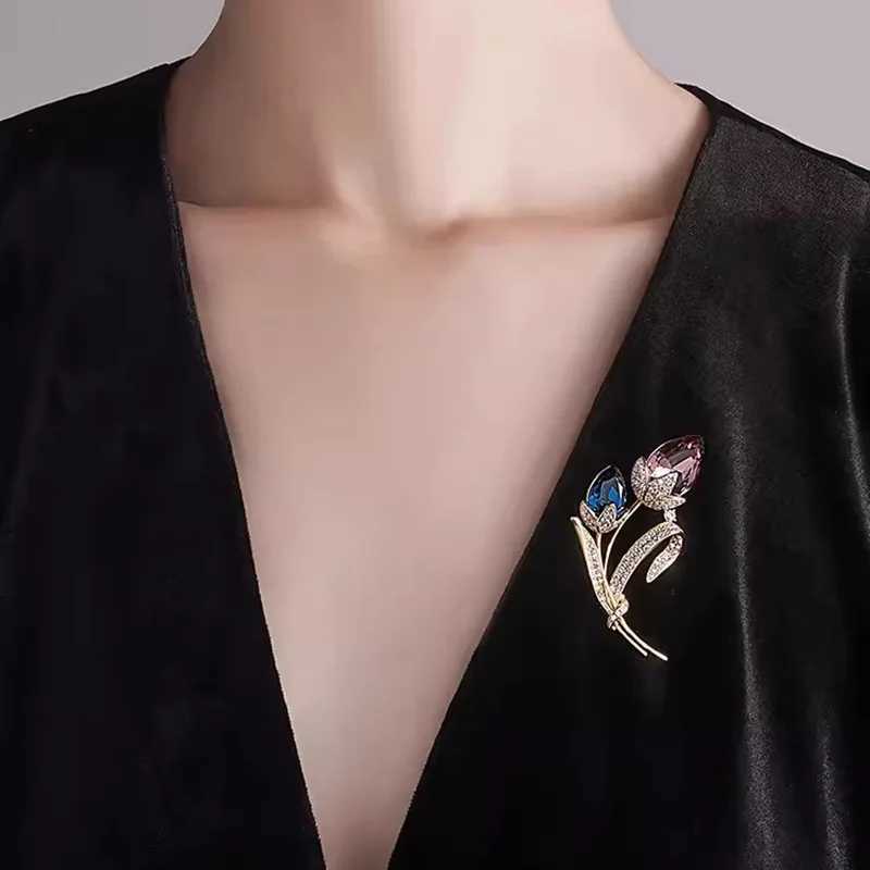 Ladies Novelty Retro Twin Flower Brooch High-grade Womens Exquisite Crystal Flower Corsage Anti-slip Pin Suit AccessoriesX240914