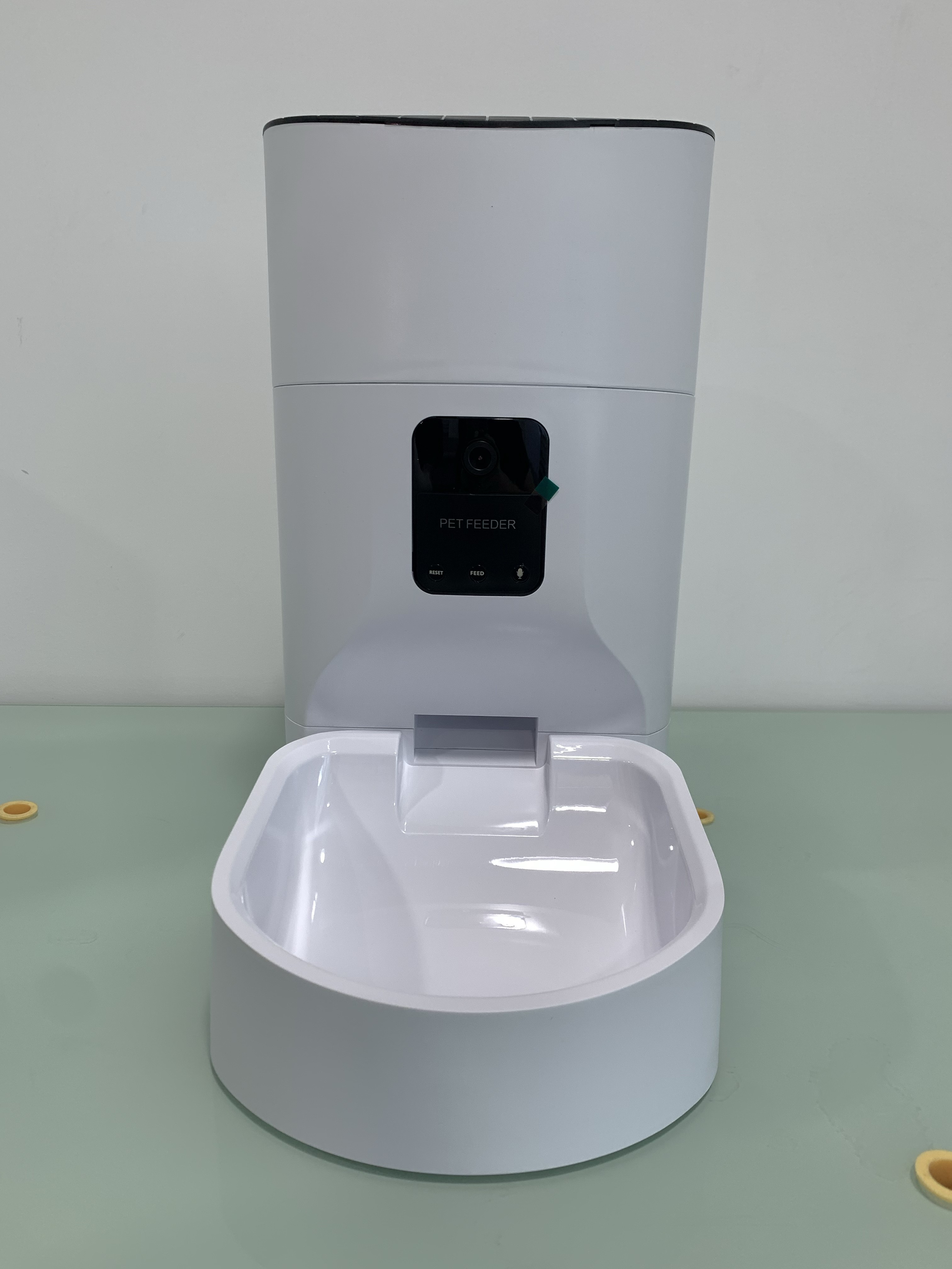 Smart Pet Products Full HD WiFi Pet Camera with Audio Automatic Dog Treat Dispenser Feeder ABS Material Charge Power Source
