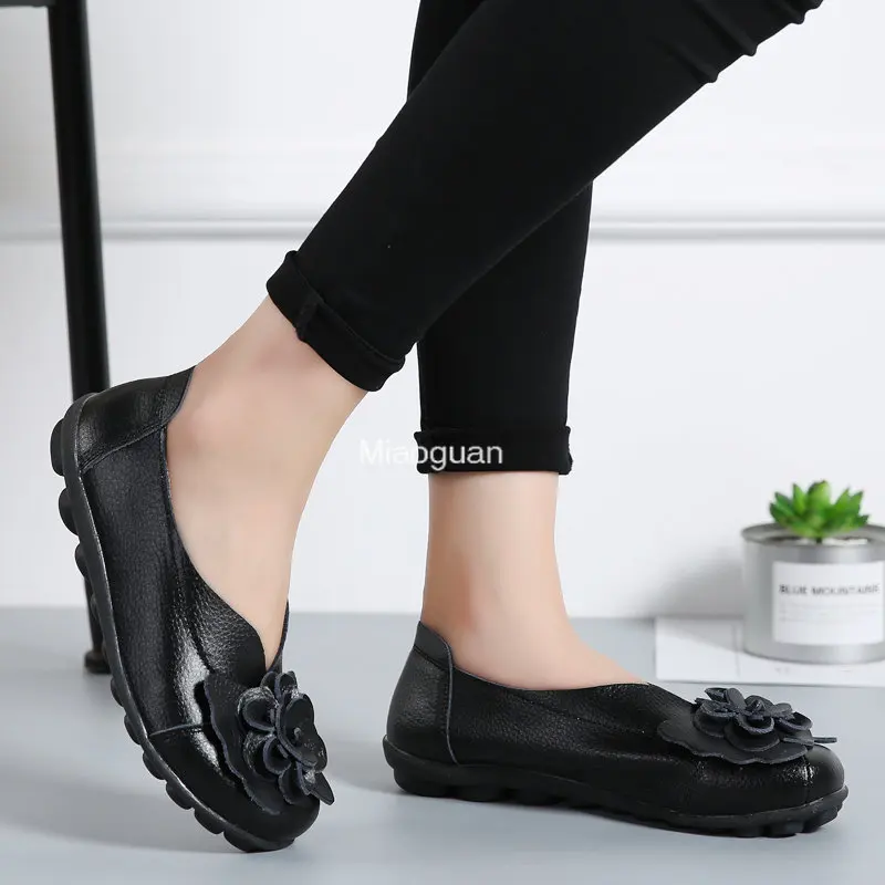 2024 Moccasins Soft Leather PU Woman Fashion Flat with Flowers Ladies Casual Shoes Spring Summer Women Designers Loafers Slip On