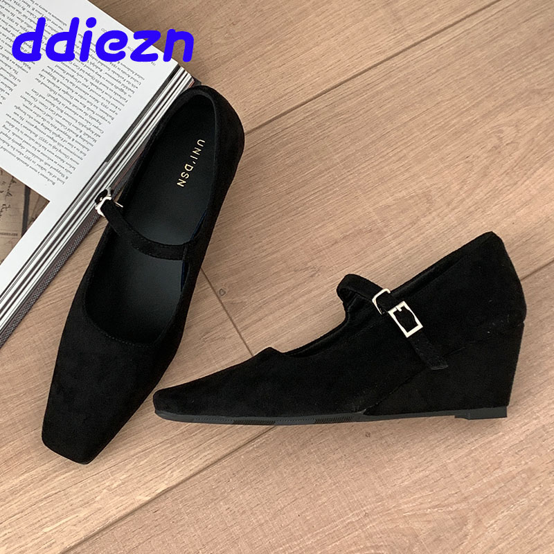 2025 new Fashion New Buckle Strap Footwear Wedges Women Mary Janes Female Designer Shallow Pointed Toe Party Ladies Heeled Shoes 030e