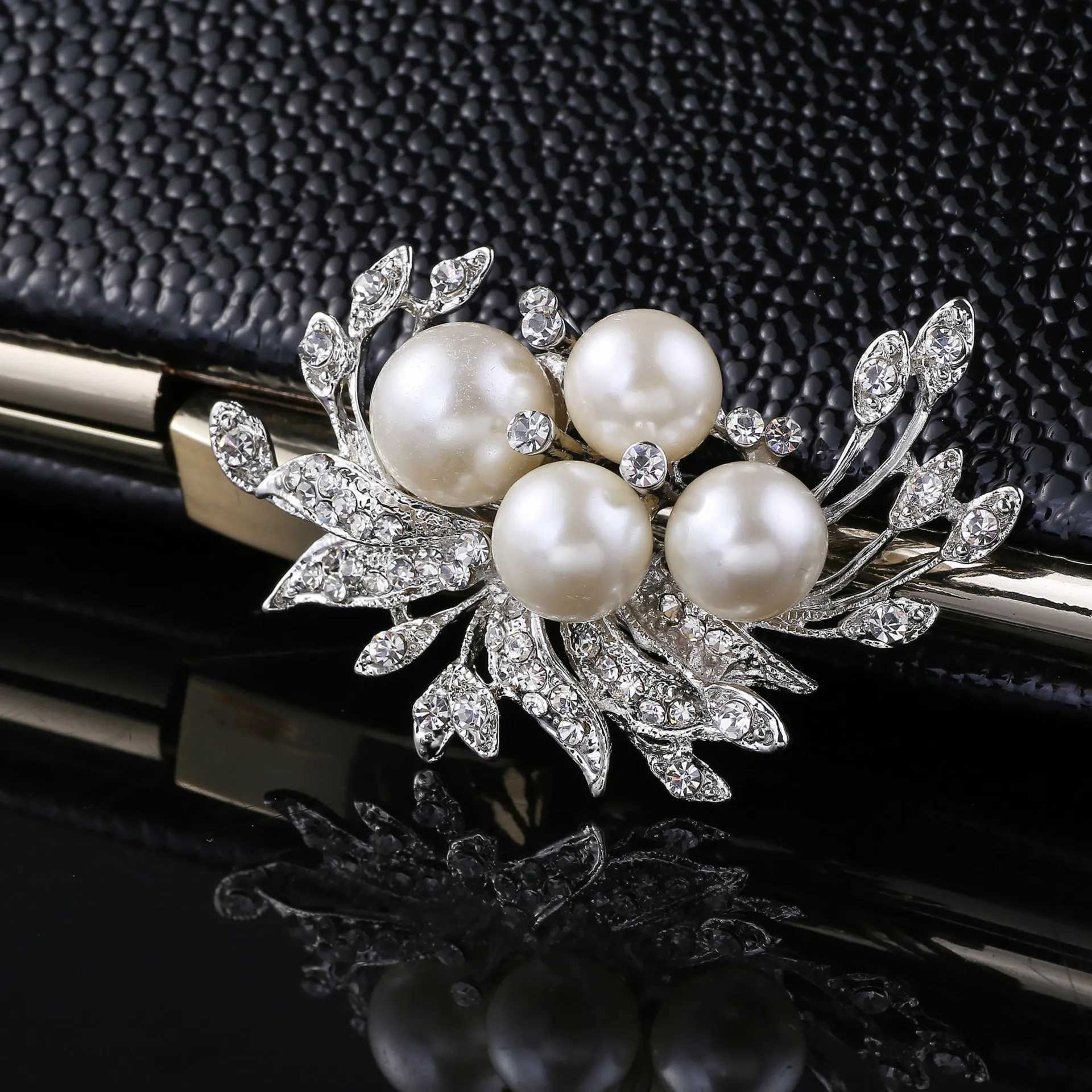 Luxury Sparking Crystal Pearl Flower Brooches For Women Fashion Elegant Design Rhinestone Brooch Pins Casual Party Jewelry GiftsX240914