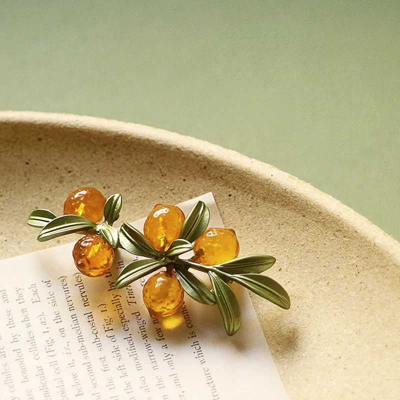 Exquisite Retro Rustic Plant Button Pin Literary Mori Orange Glazed Berry Brooch Design Temperament Delicate Pin AccessoriesX240914