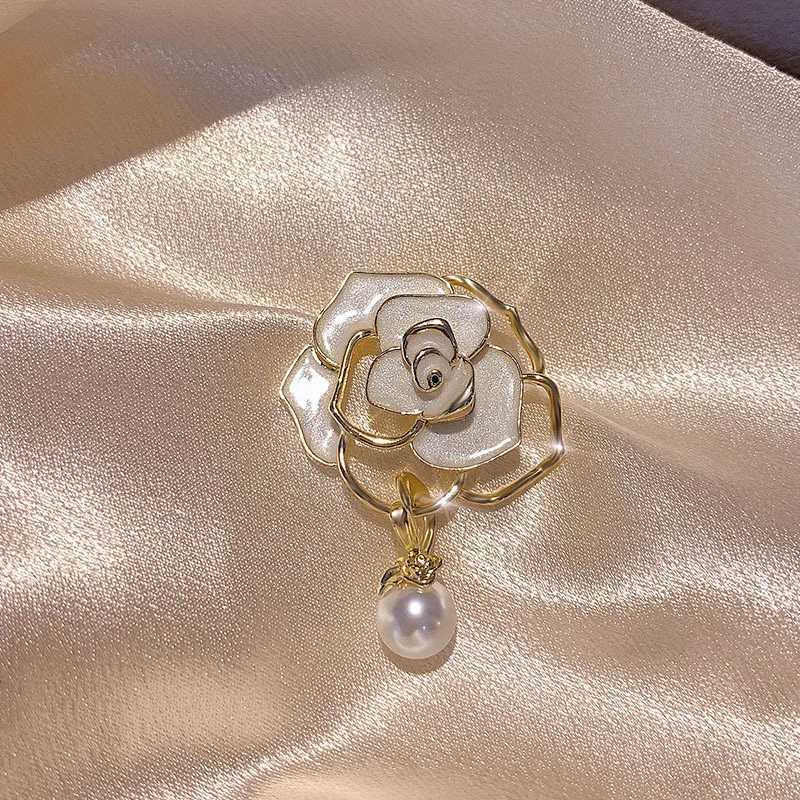 Elegant White Black Camellia Flower Brooches Pins For Women Beautiful Flower Plant Dressing Clothes Corsage Jewelry AccessoriesX240914