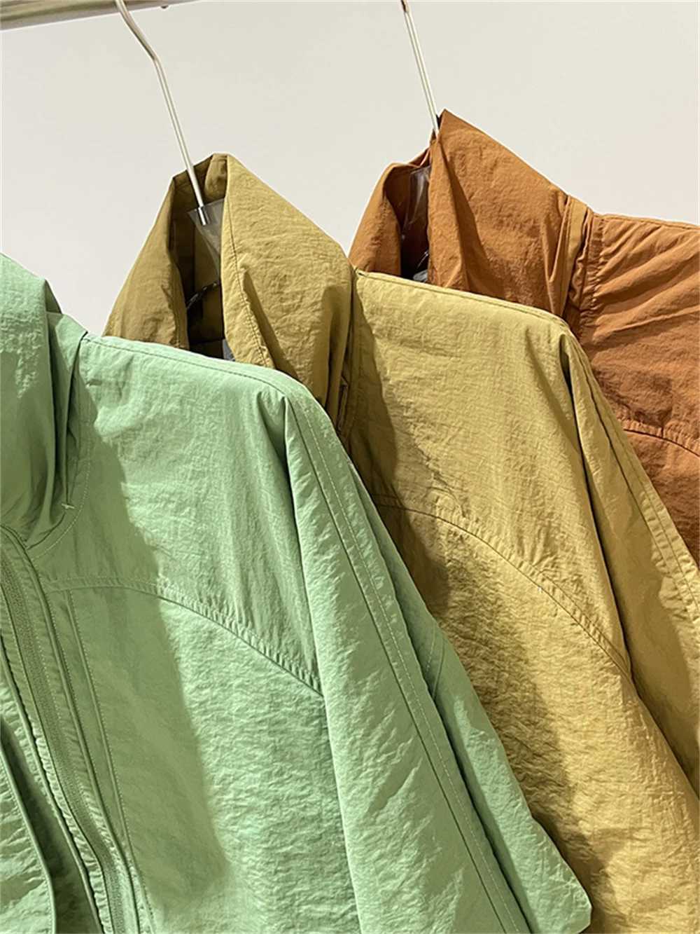 Womens lightweight stand up collar sports jacket autumn new 2023 long sleeved womens zipper flying solid color casual jacket W240914