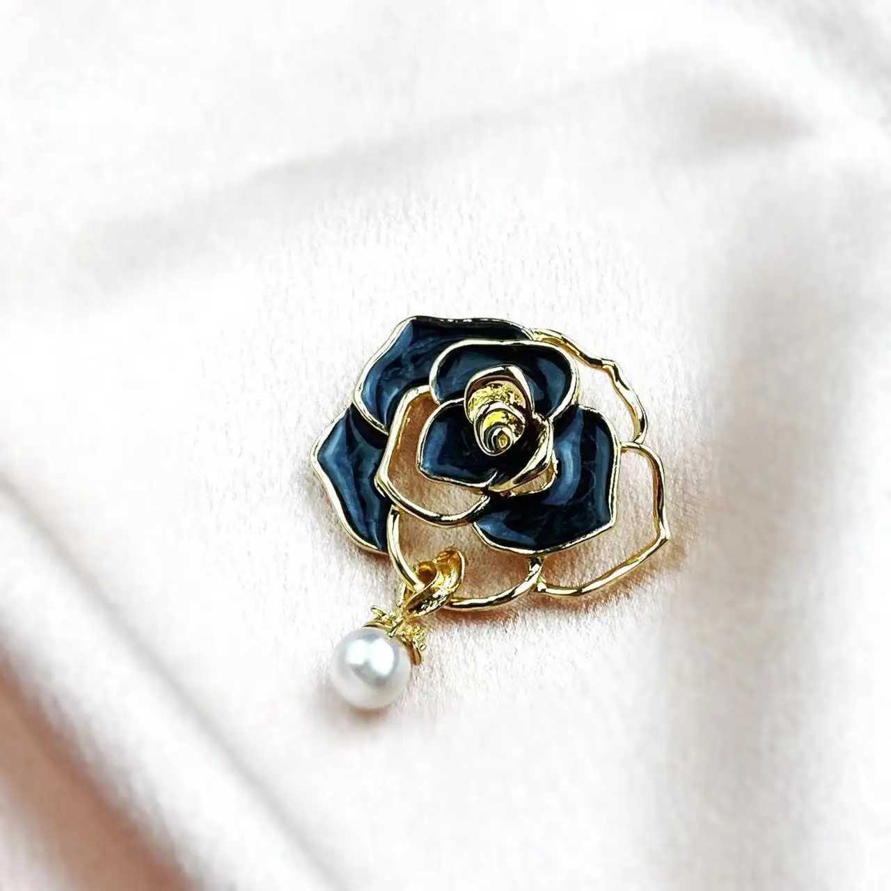 Elegant White Black Camellia Flower Brooches Pins For Women Beautiful Flower Plant Dressing Clothes Corsage Jewelry AccessoriesX240914