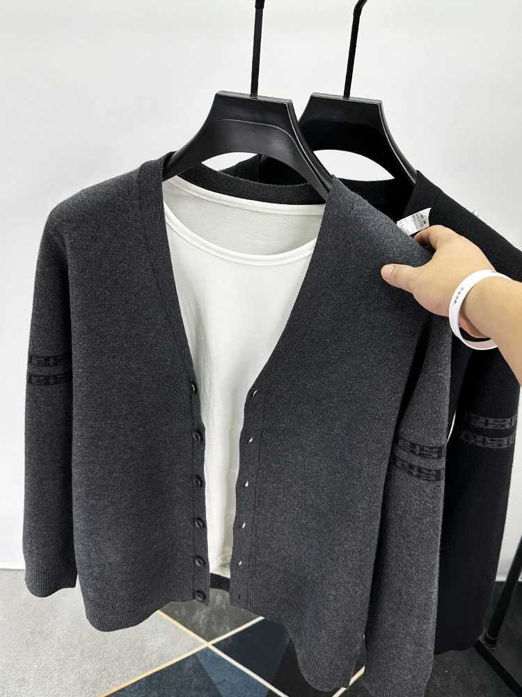 High-quality Autumn and Winter New Mens Jacquard Knitted Cardigan Brand Sweater Horizontal Stripes coat Casual luxury SweaterXJ240907