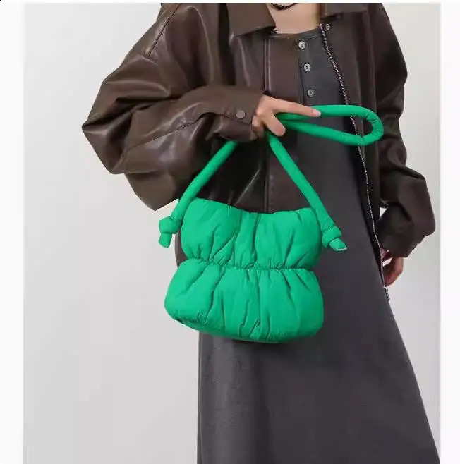 Home>Products>Cotton Womens Undercushion Shoulder Bag>Womens Woven Handbag 240913