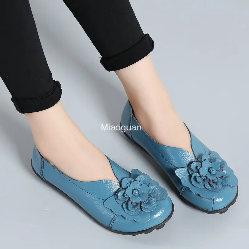 2024 Moccasins Soft Leather PU Woman Fashion Flat with Flowers Ladies Casual Shoes Spring Summer Women Designers Loafers Slip On