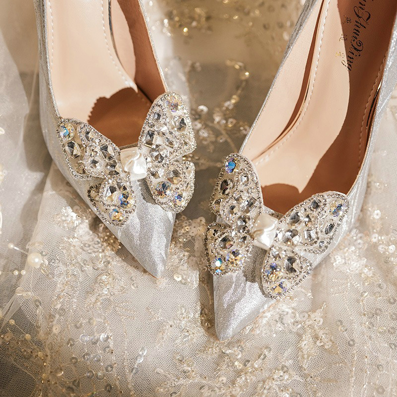 2024 Women New Silver Wedding Shoes Thin Heel Pointy Shallow Mouth Diamond Crystal Bow French Bridal High Heels Fashion Pumps