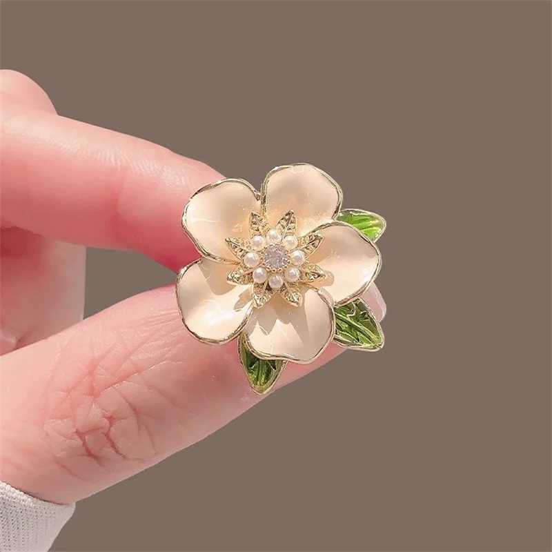 Elegant White Black Camellia Flower Brooches Pins For Women Beautiful Flower Plant Dressing Clothes Corsage Jewelry AccessoriesX240914