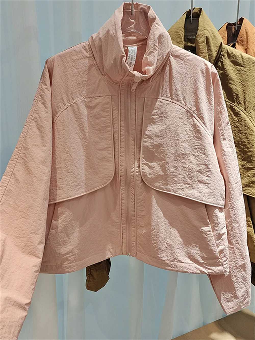 Womens lightweight stand up collar sports jacket autumn new 2023 long sleeved womens zipper flying solid color casual jacket W240914