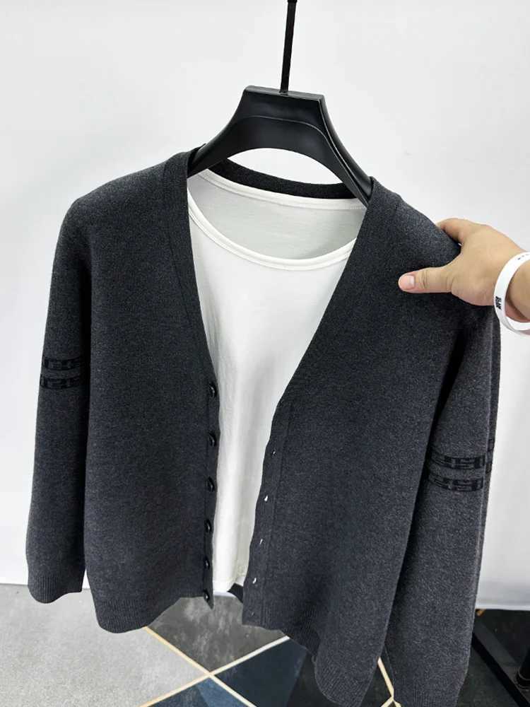 High-quality Autumn and Winter New Mens Jacquard Knitted Cardigan Brand Sweater Horizontal Stripes coat Casual luxury SweaterXJ240907