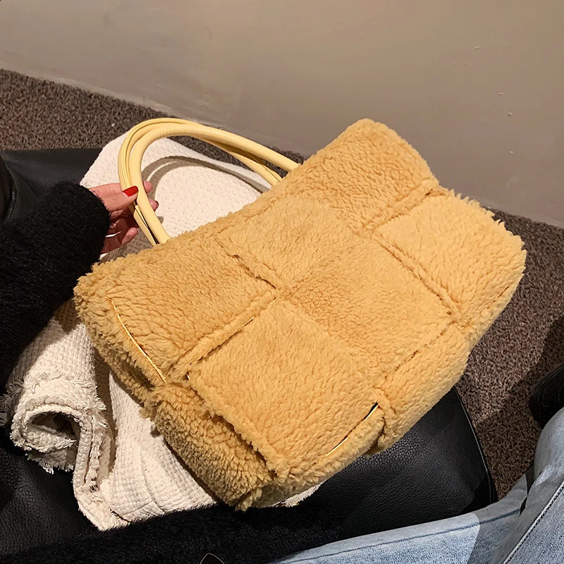 Artificial fur large handbag womens Lambswool retro shoulder bag fashionable winter top 240913