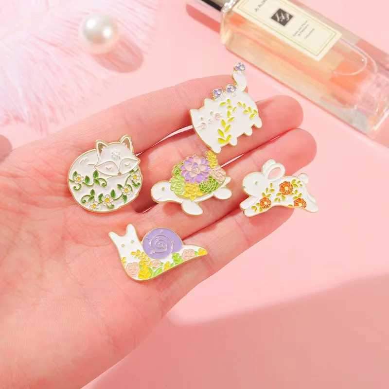 Animal Plant Flower Enamel Pins Custom Tortoise Fox Snail Cat Rabbit Alloy Brooch Lapel Badge Jewelry Gift for Friend WholesaleX240914