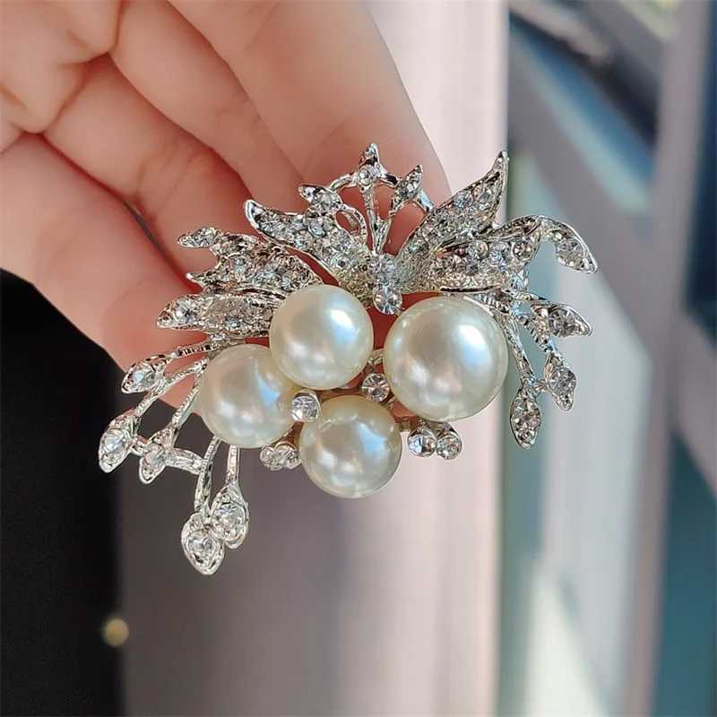 Luxury Sparking Crystal Pearl Flower Brooches For Women Fashion Elegant Design Rhinestone Brooch Pins Casual Party Jewelry GiftsX240914